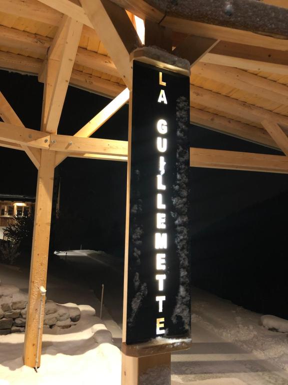 Ein schwarzes Schild, auf dem "laordeville" steht. in der Unterkunft La Guillemette in Les Combes