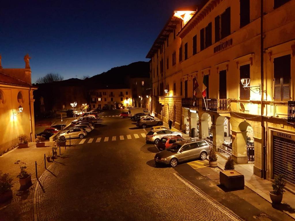 een groep auto's geparkeerd op een parkeerplaats 's nachts bij Appartamenti Sella&Mosso! Vespolina in Mosso Santa Maria