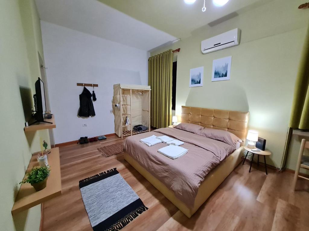 Ex-Block District charming studio apartment with treeish sorrounding view! - Imazhi 12