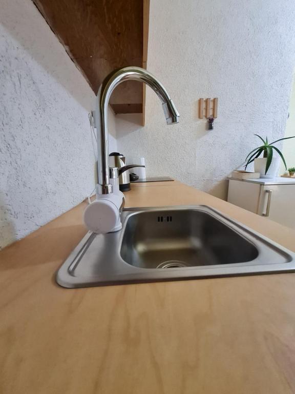 Ex-Block District charming studio apartment with treeish sorrounding view! - Imazhi 11