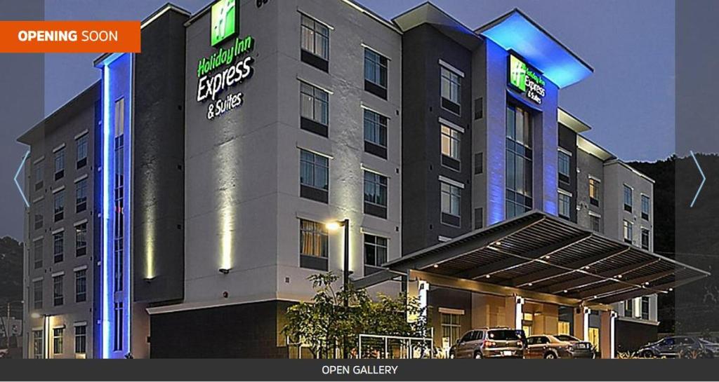 een weergave van een hotel met auto's geparkeerd voor het bij Holiday Inn Express & Suites - Jacksonville-Camp LeJeune Area, an IHG Hotel in Jacksonville