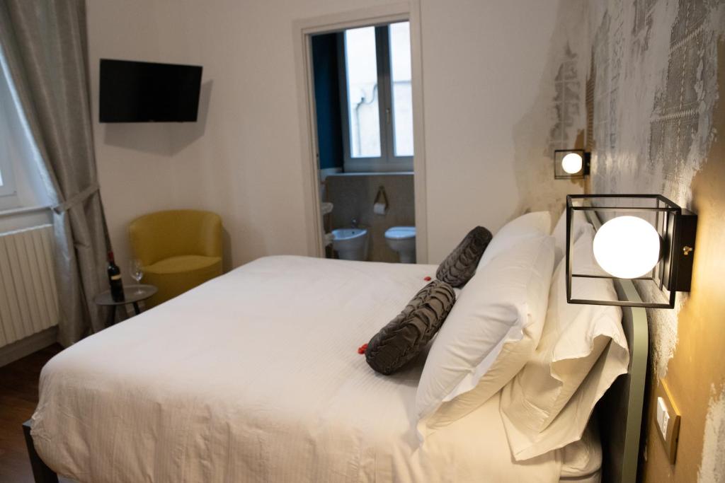a bedroom with a bed with a lamp on it at BED and BREAKFAST il Duomo in Ascoli Piceno
