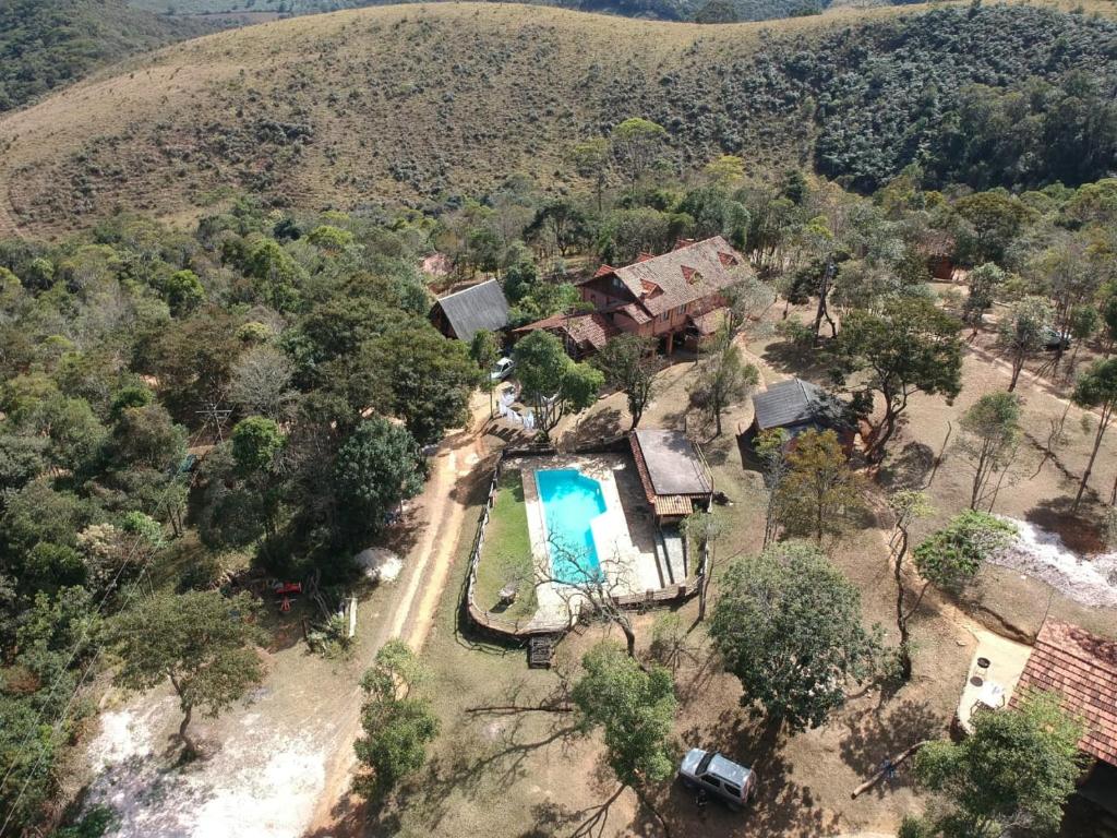 een luchtzicht op een huis met een zwembad bij Reserva Canto da Vida Chalés e Camping in Lima Duarte