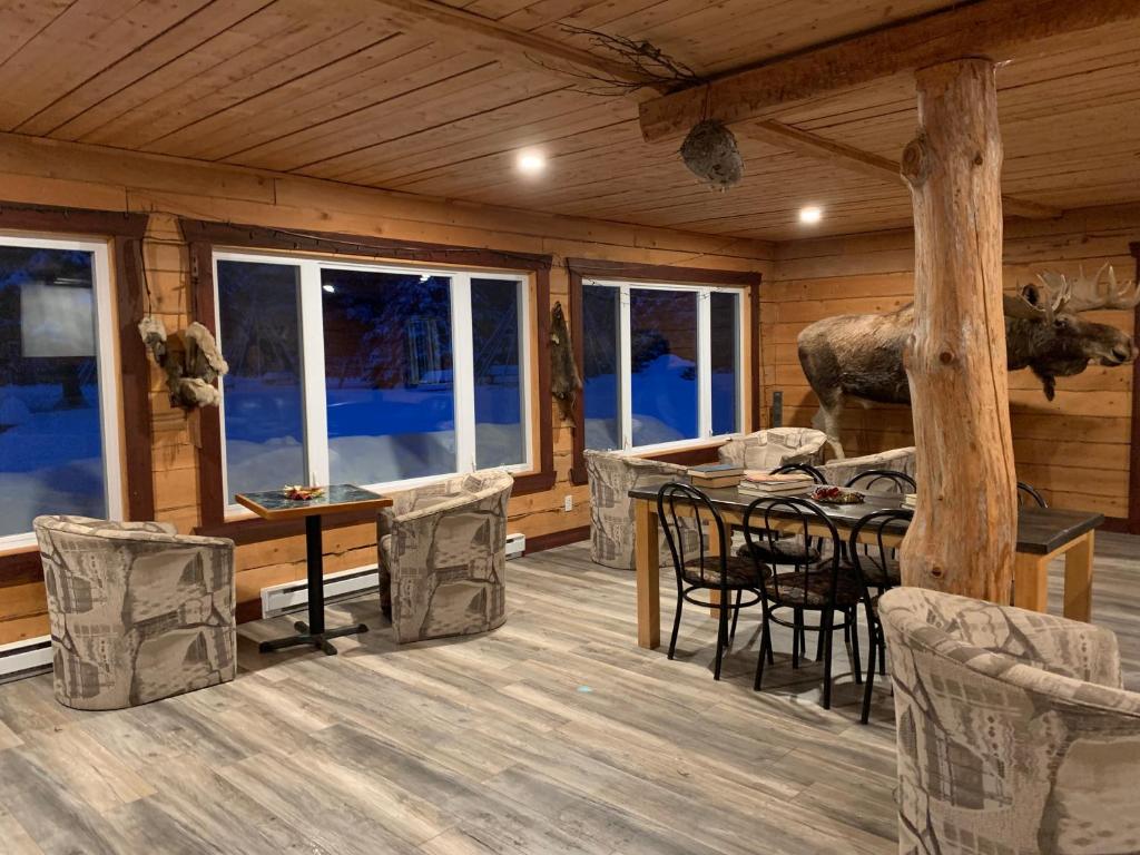 Posezení v ubytování L'Auberge Refuge du Trappeur