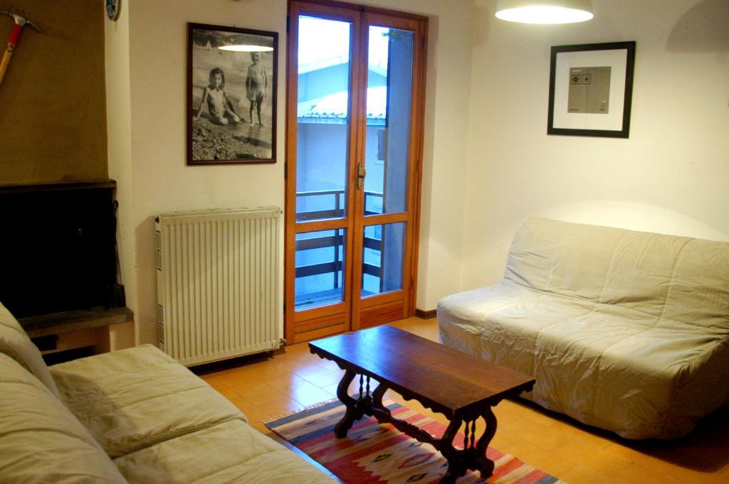 a living room with a couch and a coffee table at Appartamento Cerreto Laghi in Cerreto Laghi
