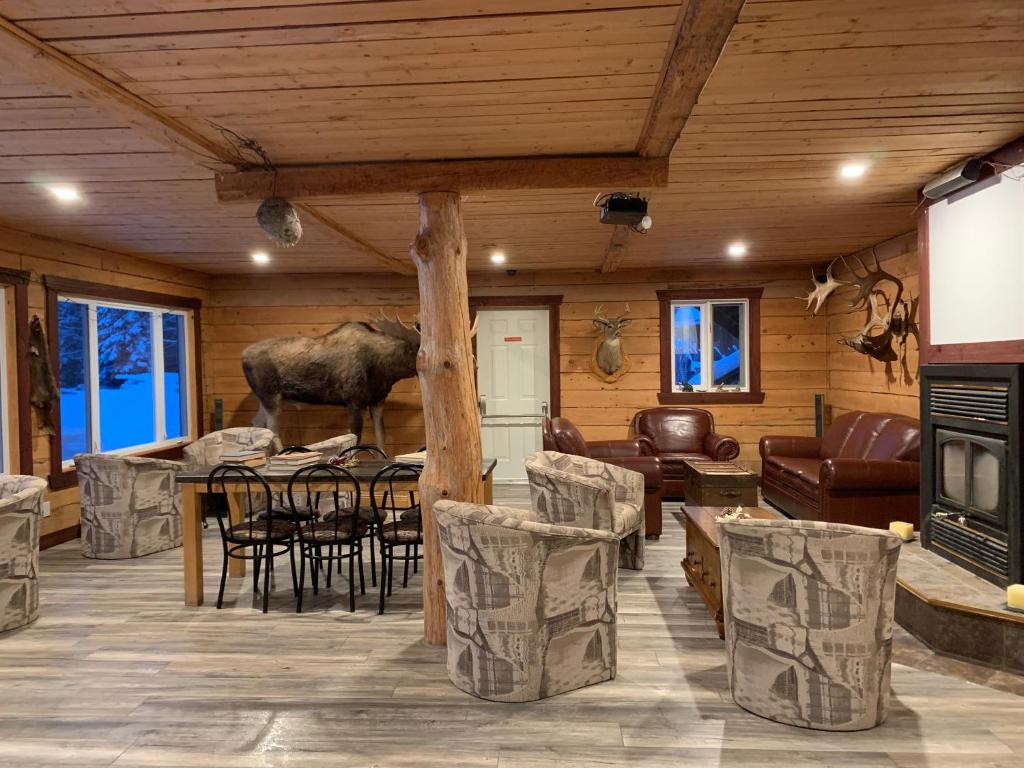 Posezení v ubytování L'Auberge Refuge du Trappeur