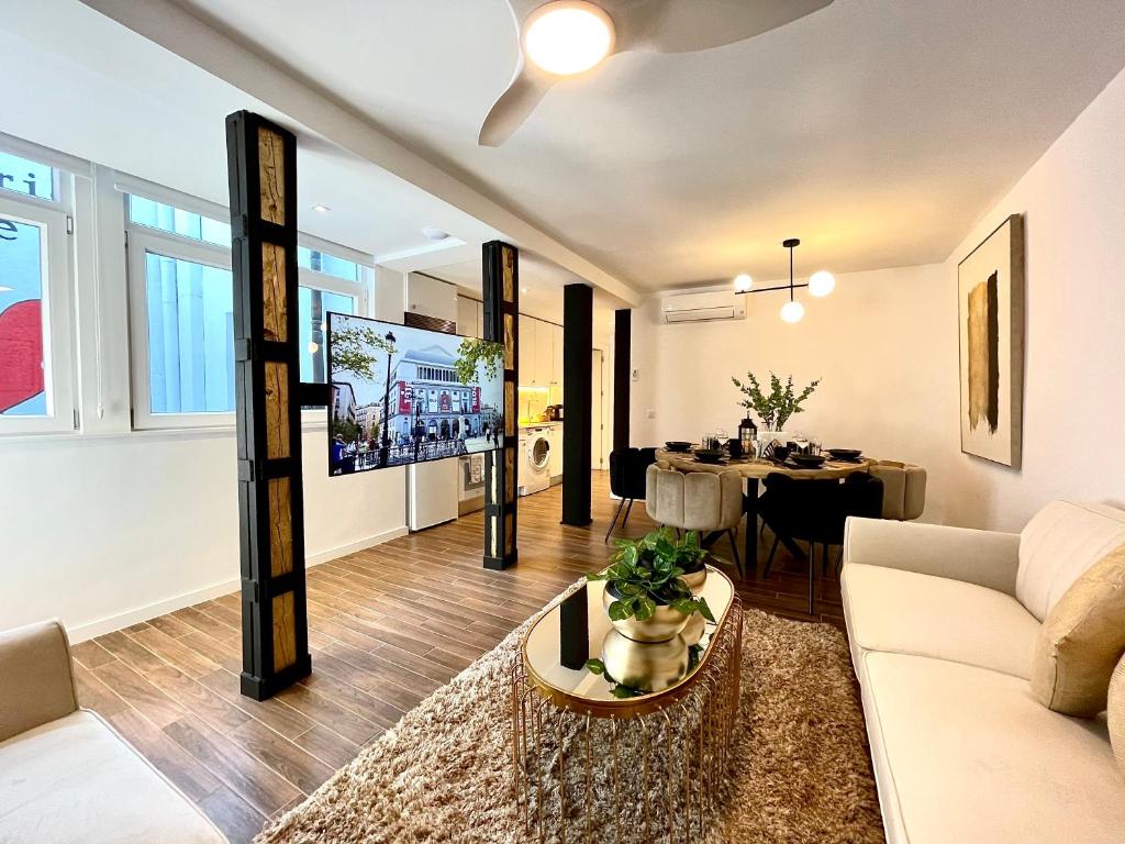 uma sala de estar com um sofá e uma mesa em BNBHolder OPERA es MIA em Madri