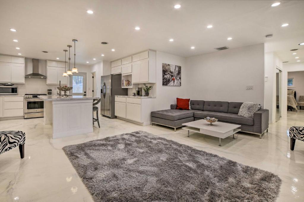 Η κουζίνα ή μικρή κουζίνα στο Renovated Griffith Family Home in Chicagoland Area