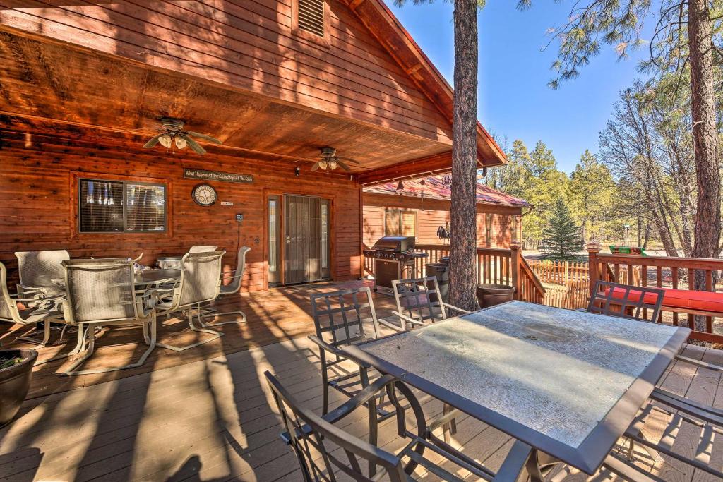 Pinetop Cabin with Deck about 7 Mi to Show Low Lake