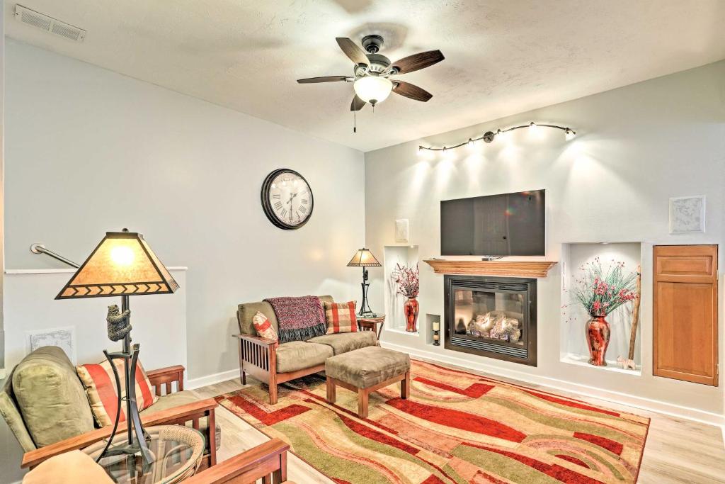 ein Wohnzimmer mit einem Sofa und einem Kamin in der Unterkunft Lovely Mountain Apartment with Patio and Koi Pond! in Asheville