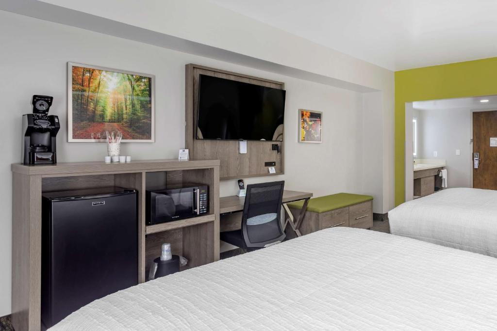 TV a/nebo společenská místnost v ubytování Best Western Plus Apple Valley Lodge Pigeon Forge