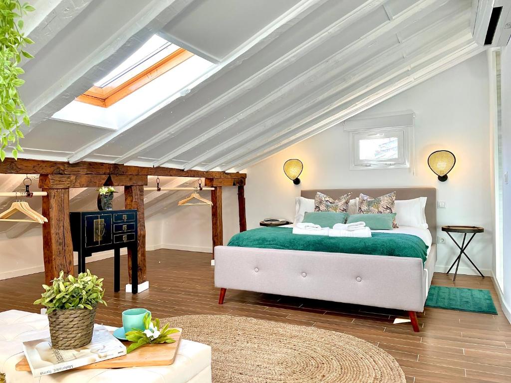 - une chambre avec un lit et une couverture verte dans l'établissement BNBHolder PALACIO DE CRISTAL es MIA, à Madrid