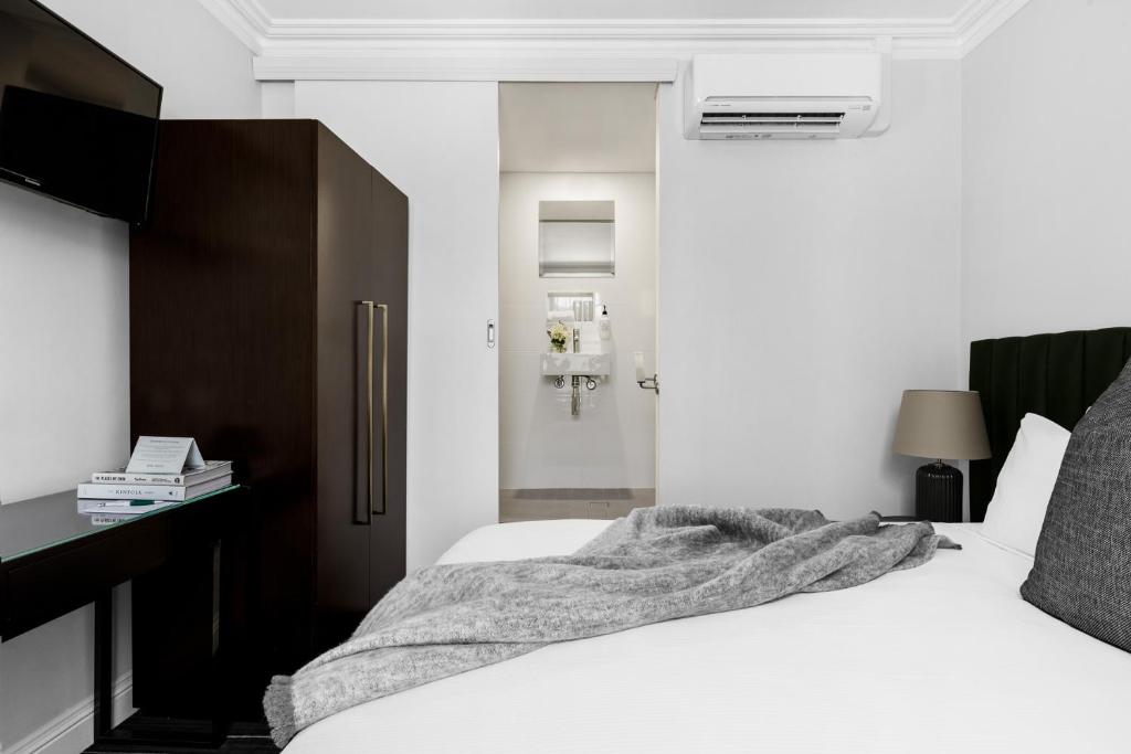 Postel nebo postele na pokoji v ubytování Hotel Challis Potts Point