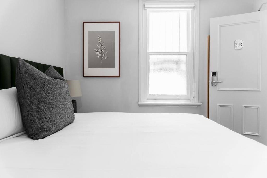 Postel nebo postele na pokoji v ubytování Hotel Challis Potts Point