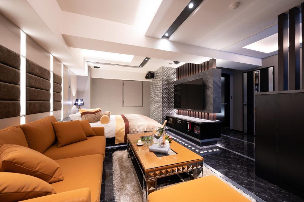 TV a/nebo společenská místnost v ubytování HOTEL VARKIN Ikebukuro Nishiguchi