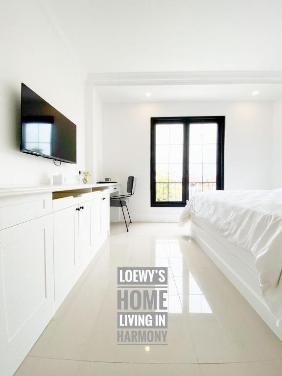 TV a/nebo společenská místnost v ubytování Loewys Home Tanjung Duren Jakarta Barat