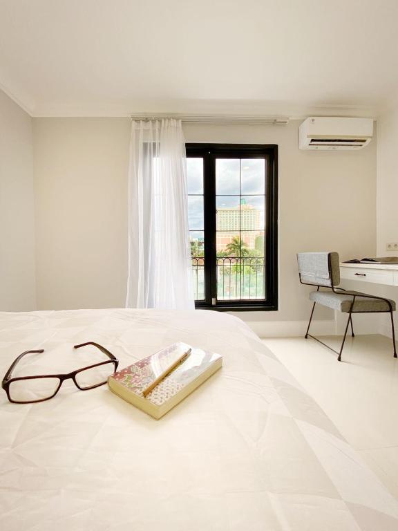 Postel nebo postele na pokoji v ubytování Loewys Home Tanjung Duren Jakarta Barat