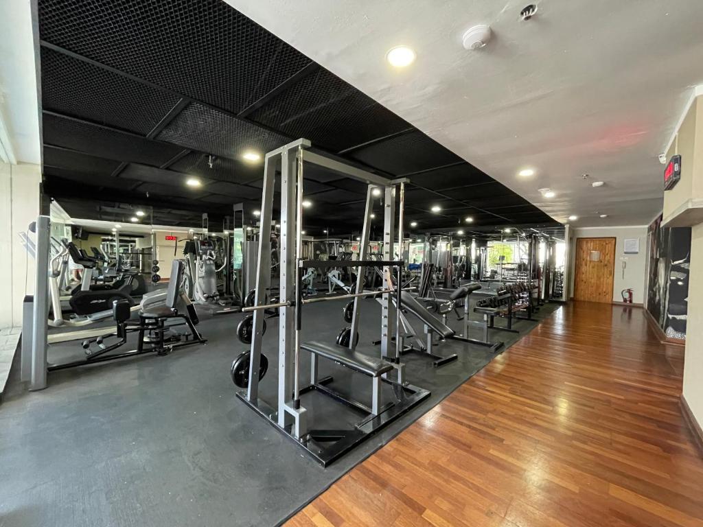 Fitness centrum a/nebo fitness zařízení v ubytování Kimaya Sudirman Yogyakarta by Harris