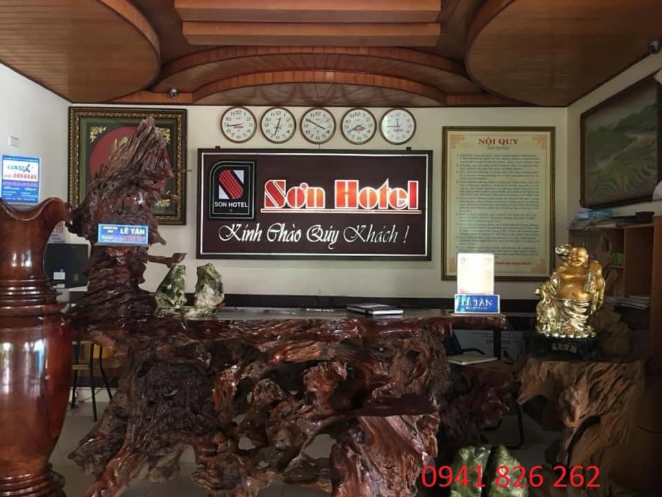 un museo con un cartel en la pared y una mesa en Khách sạn Sơn, en Thái Nguyên