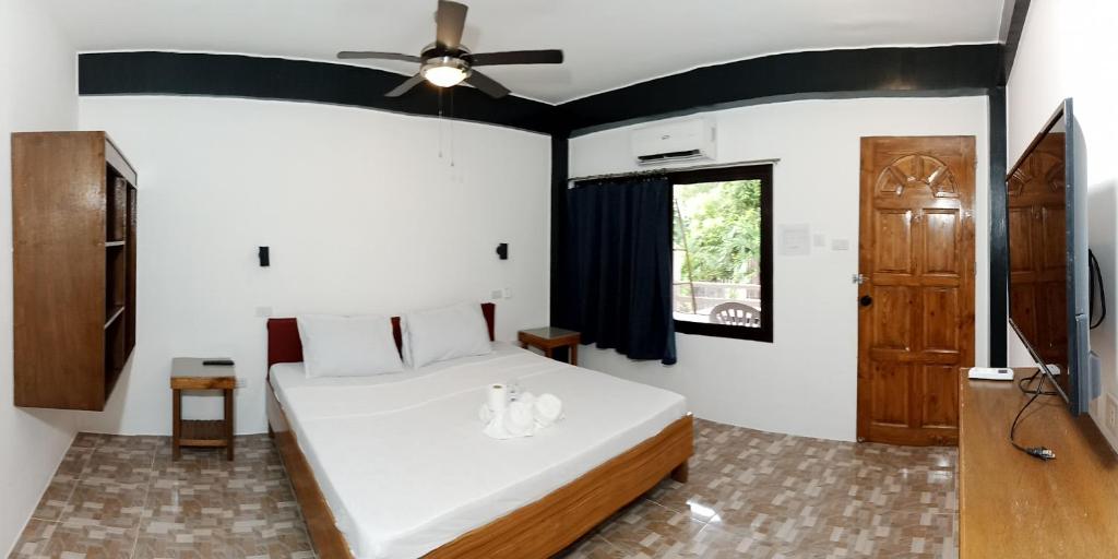 Una cama o camas en una habitación de Jalyn's Resort Sabang