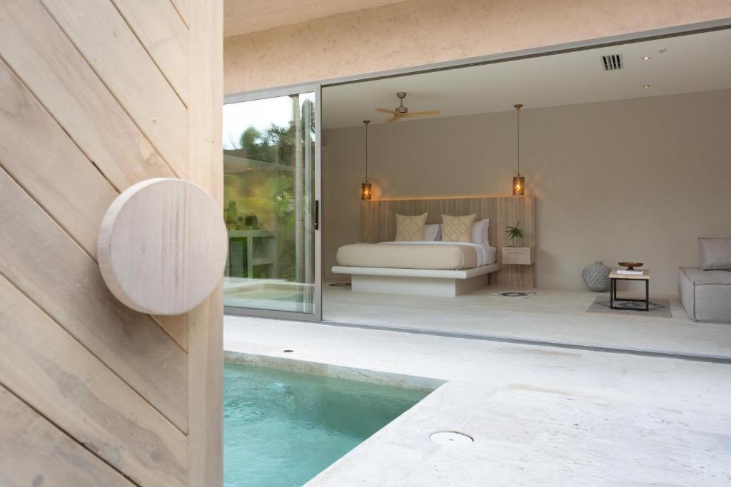 Der Swimmingpool an oder in der Nähe von Cielo Boutique Hotel & Spa Samui