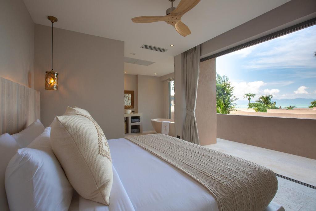 Schlafzimmer mit einem Bett und Meerblick in der Unterkunft Cielo Boutique Hotel & Spa Samui in Bophut 