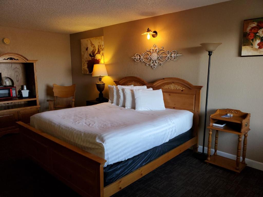Postel nebo postele na pokoji v ubytování Kansas Country Inn
