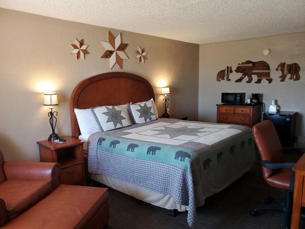 Кровать или кровати в номере Kansas Country Inn
