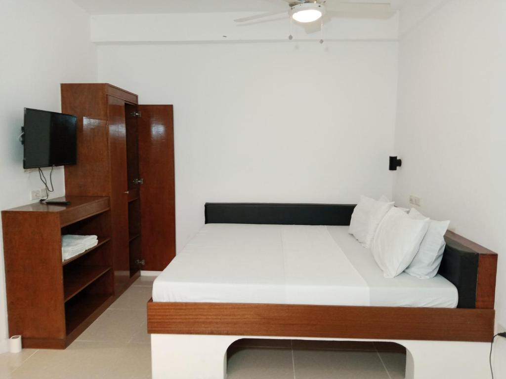 Una cama o camas en una habitación de Jalyn's Resort Sabang