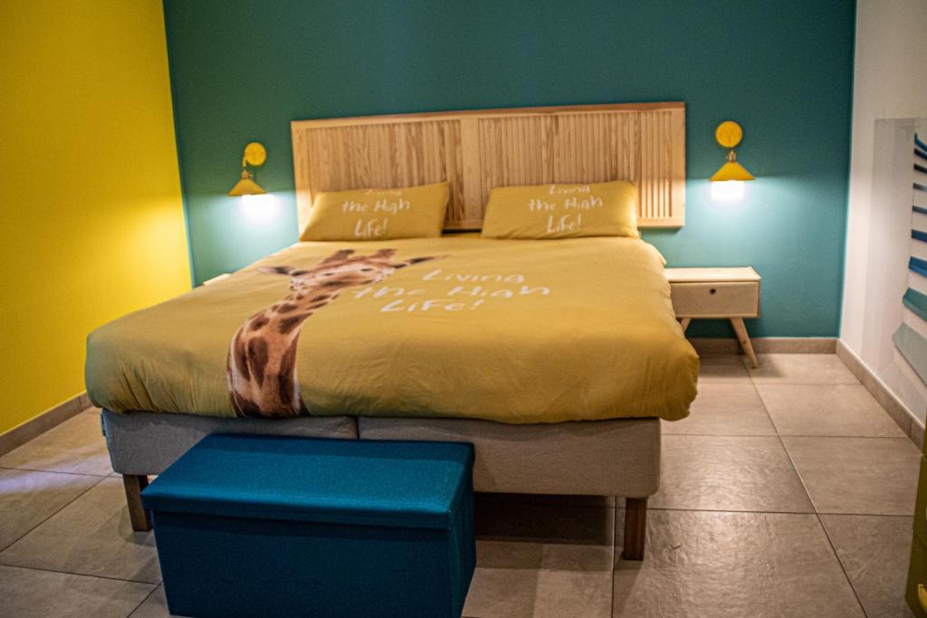- une chambre avec un grand lit et un mur bleu dans l'établissement Rallegranza, à Naples