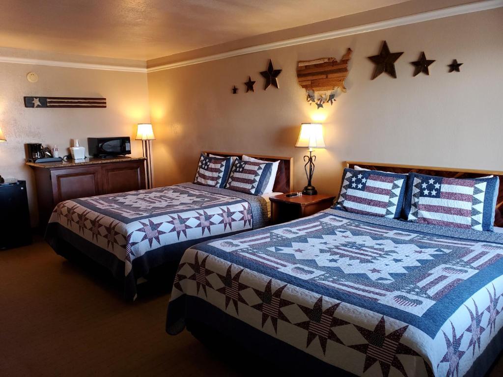 Postel nebo postele na pokoji v ubytování Kansas Country Inn