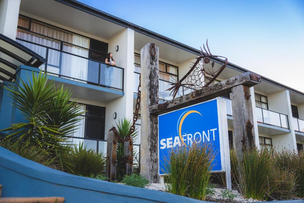 una señal frente a un edificio de apartamentos en Kangaroo Island Seafront en Penneshaw