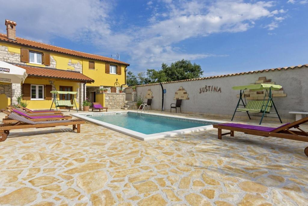 een zwembad in de achtertuin van een huis bij Villa Rina in Barat (Haus für 6-8 Personen) in Kanfanar