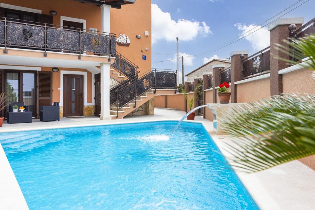 Basen w obiekcie Villa Vita in Poreč - Haus für 6-8 Personen lub w pobliżu