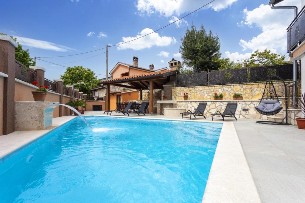 basen na podwórku domu w obiekcie Villa Vita in Poreč - Haus für 6-8 Personen w mieście Kaštelir