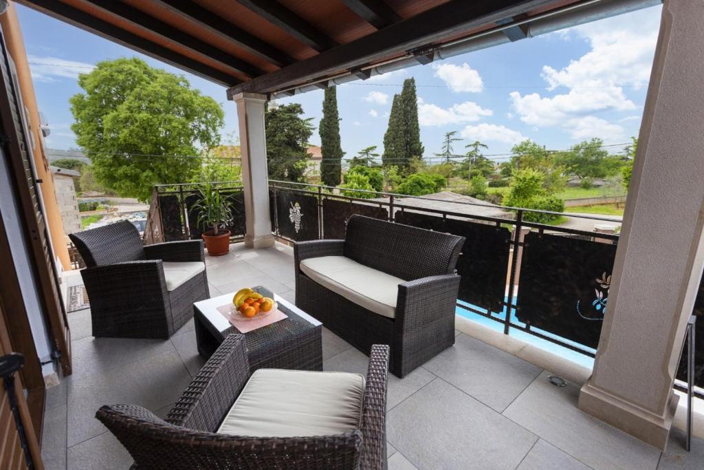 Balkon lub taras w obiekcie Villa Vita in Poreč - Haus für 6-8 Personen