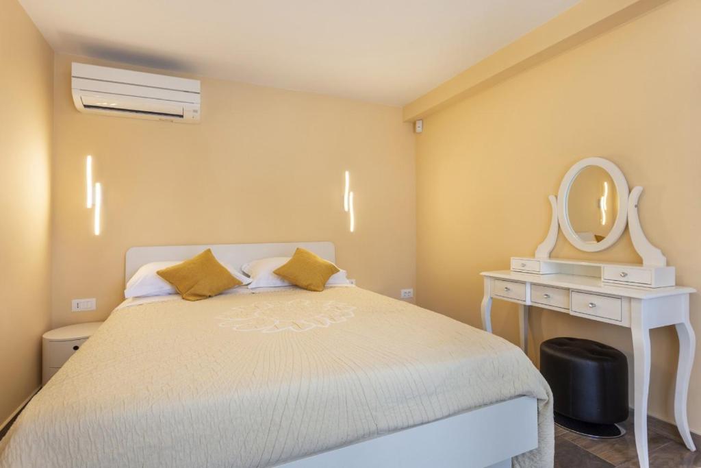 sypialnia z łóżkiem, toaletką i lustrem w obiekcie Villa Vita in Poreč - Haus für 6-8 Personen w mieście Kaštelir