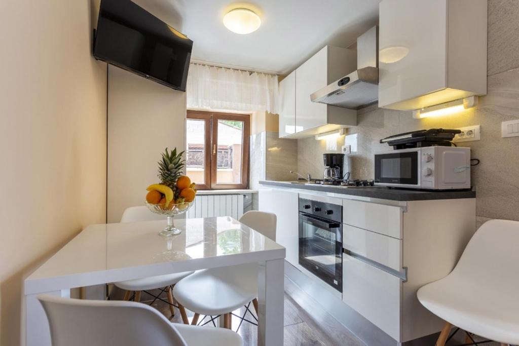 Kuchnia lub aneks kuchenny w obiekcie Villa Vita in Poreč - Haus für 6-8 Personen