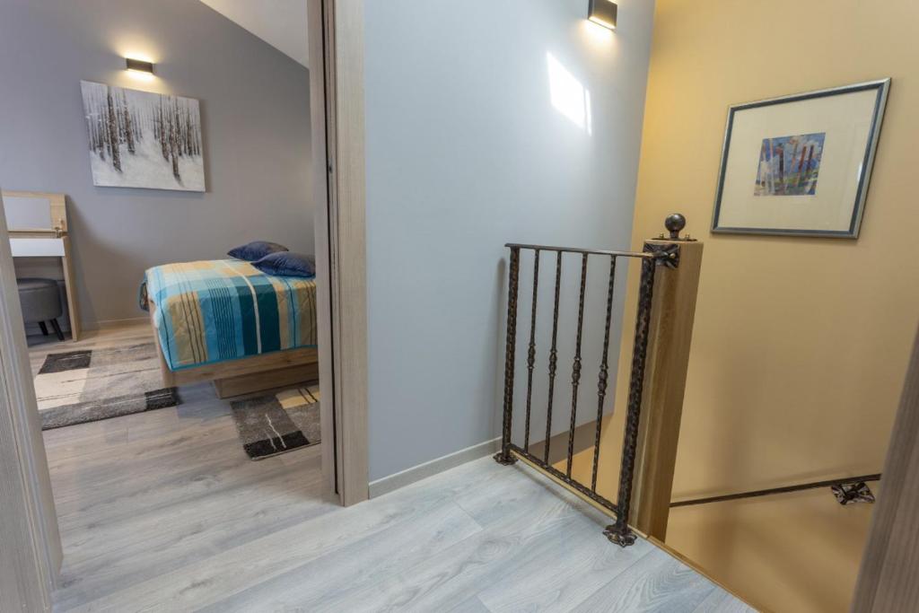 Łóżko lub łóżka w pokoju w obiekcie Villa Vita in Poreč - Haus für 6-8 Personen