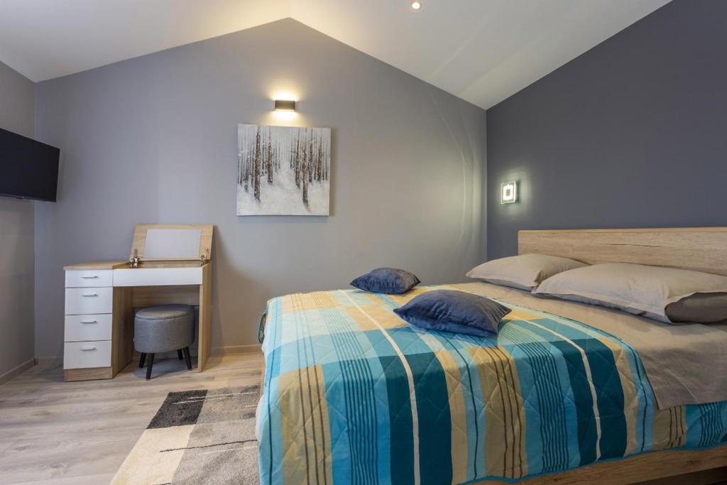 Łóżko lub łóżka w pokoju w obiekcie Villa Vita in Poreč - Haus für 6-8 Personen