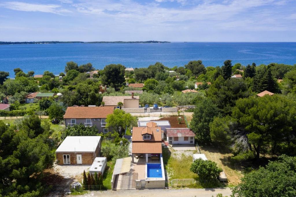 an aerial view of a house with the ocean at Nina in Peroj - Haus für 6 Personen in Fažana