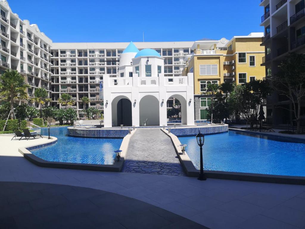 een gebouw met een zwembad in het midden van een stad bij Super 1BDR in Water Park Resort in Pattaya South