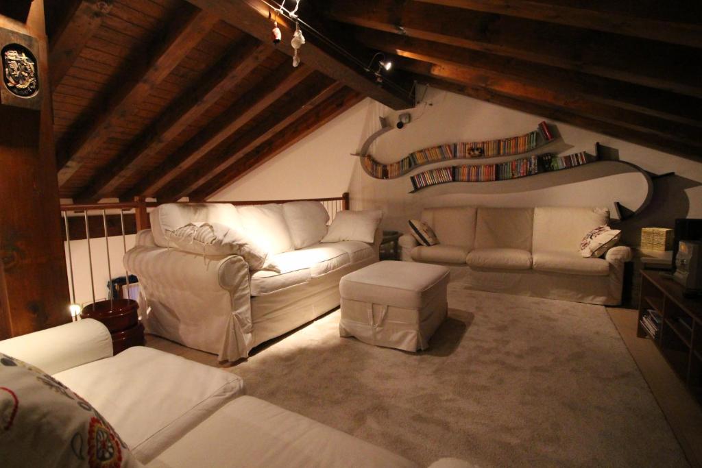 a living room with two couches and a table at Villetta Periax - Affitti Brevi Italia in Champoluc