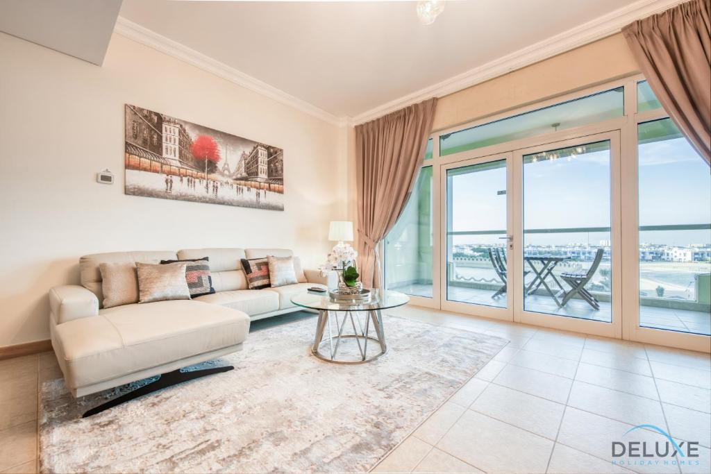 Posezení v ubytování Distinctive 1 BR at Shoreline 5 Palm Jumeirah by Deluxe Holiday Homes