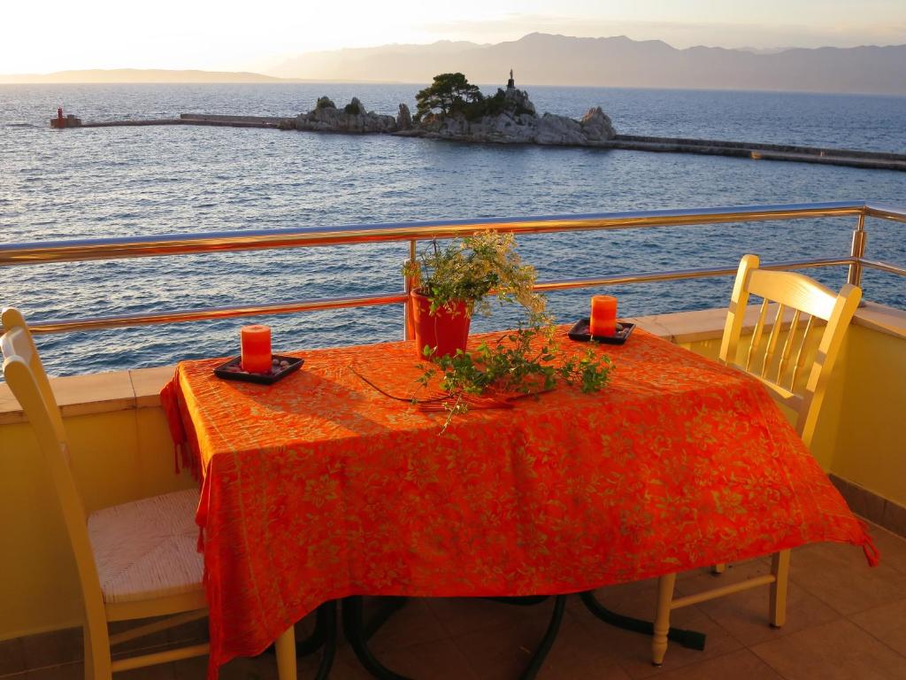 einen Tisch auf einem Kreuzfahrtschiff mit Meerblick in der Unterkunft Prime and Exclusive Seafront Location Apartment Sunset in Trpanj