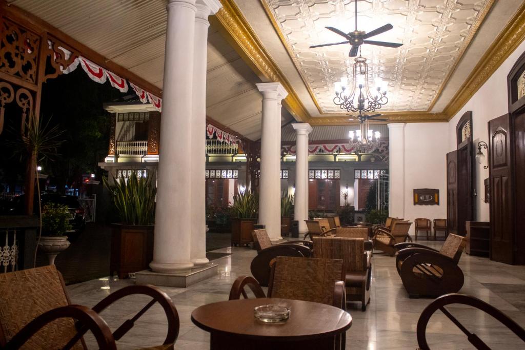 Posezení v ubytování Daroessalam Syariah Heritage Hotel