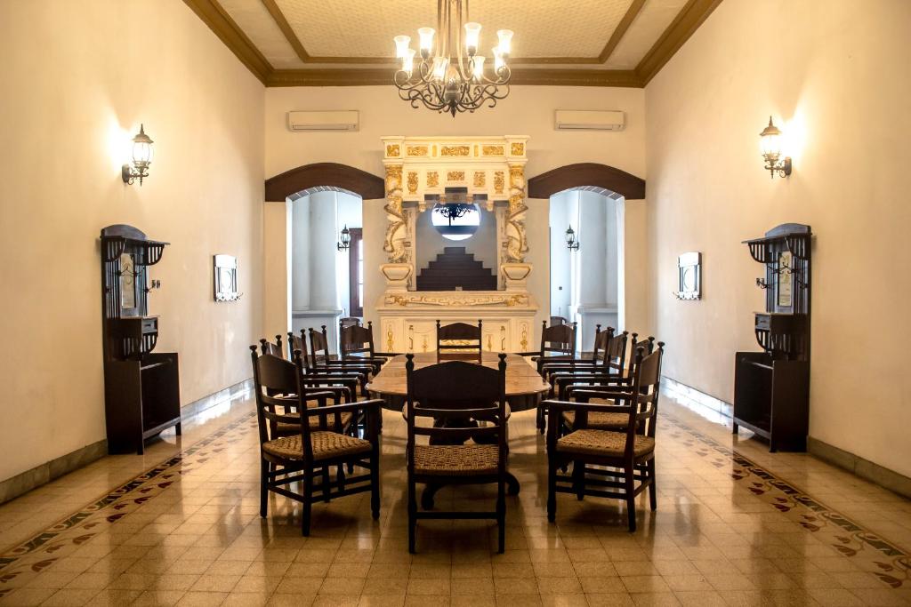 Posezení v ubytování Daroessalam Syariah Heritage Hotel