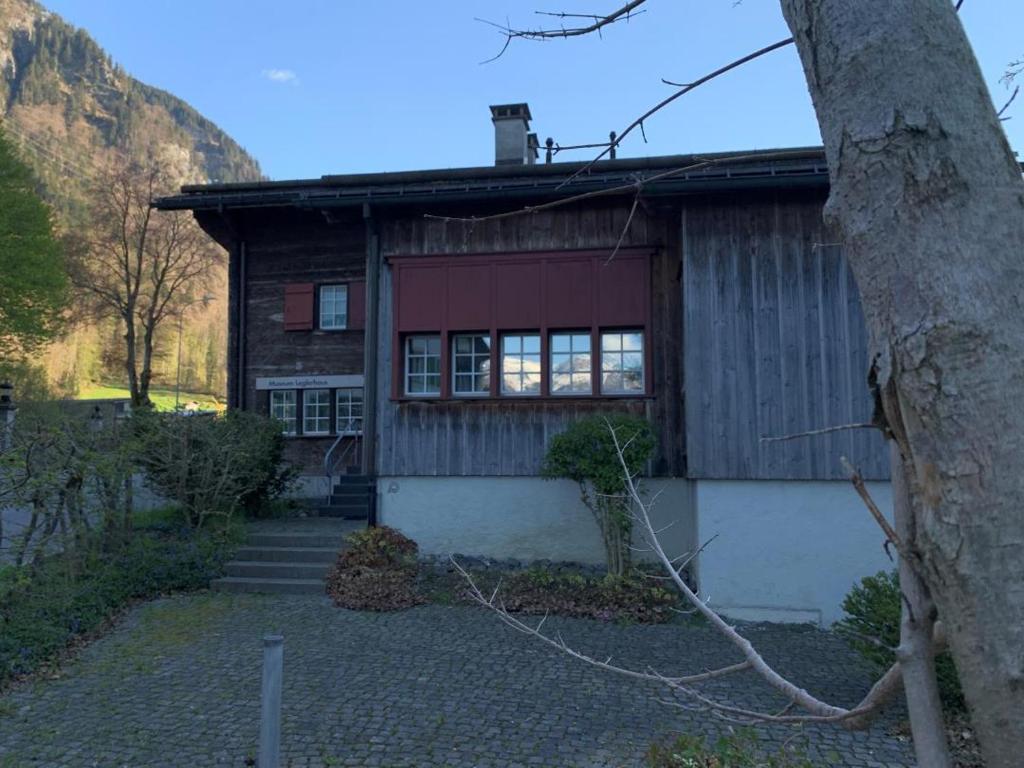 Casa de madera con una decoración en rojo y blanco en Revier musisch und historisch, en Diesbach