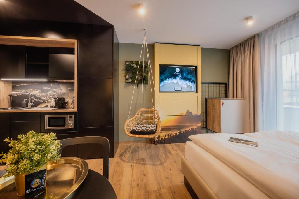 een hotelkamer met een bed en een eetkamer bij Rioca Stuttgart Posto 4 in Stuttgart