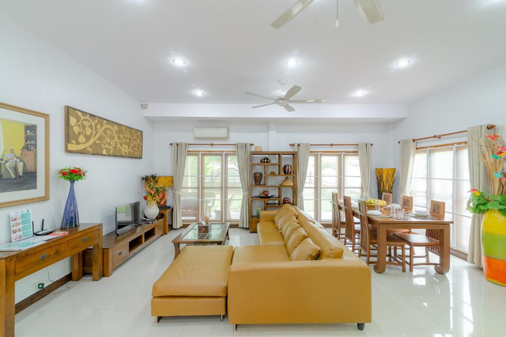 a living room with a couch and a table at Bangsaphan Paradise Bankrut Vanilla Villa in Ban Krut